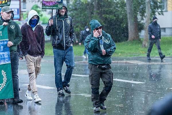 Eine Demonstration im strömenden Regen
