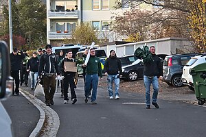 Eine Gruppe Neonazis reist zu einer Demonstration an.