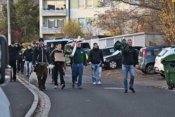 Eine Gruppe Neonazis reist zu einer Demonstration an.