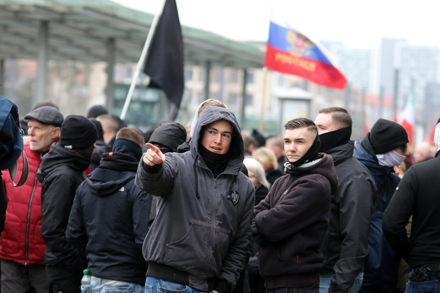 Zwei Personen auf einer rechten Demonstration