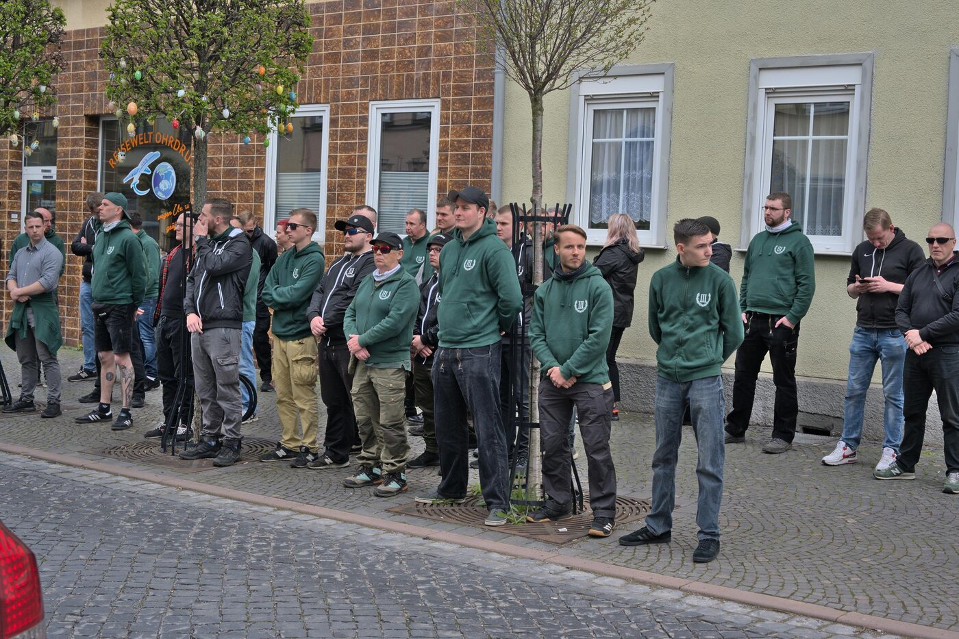 Ein Gruppenfoto in Parteikleidung am Straßenrand