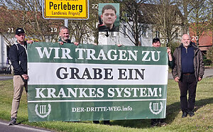 Personen hinter einem Transparent der Partei "der dritte Weg".