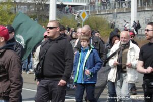 Personen auf einer rechten Demonstration.