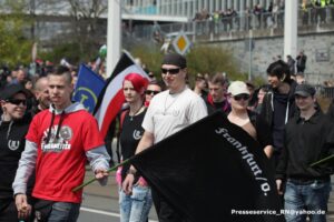 Personen auf einer rechten Demonstration.