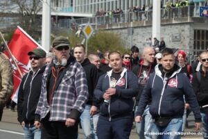 Personen auf einer rechten Demonstration.