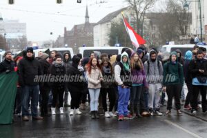 Jugendliche auf einer rechten Demonstration.