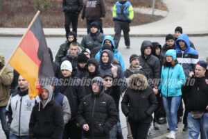 Eine Personengruppe auf einer rechten Demonstration