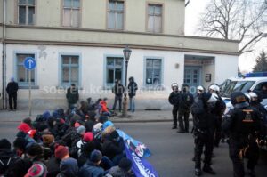 Sitzblockade auf einer Straße.