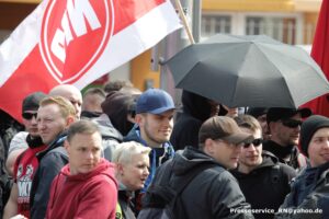 Personen auf einer rechten Demonstration.