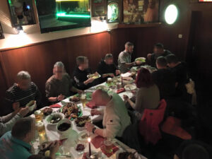 Mehrere Personen an einem Tisch in einem Restaurant.