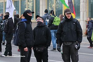 3 vermummte Personen auf einer rechten Demonstration