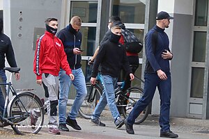 Mehrere Jugendliche auf einer rechten Demonstration.