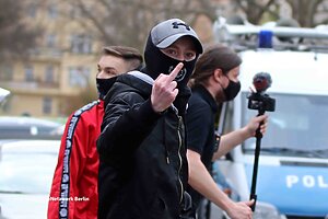 Mehrere Jugendliche auf einer rechten Demonstration.