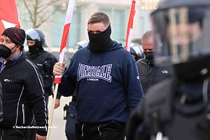 Portrait einer Person auf einer rechten Demonstration.