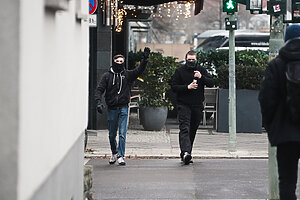 Mehrere Jugendliche auf einer rechten Demonstration.