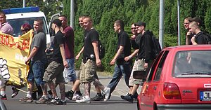 Personen auf einer rechten Demonstration.