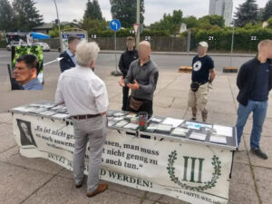 Collage mehrerer Personen an einem Wahlkampfstand.