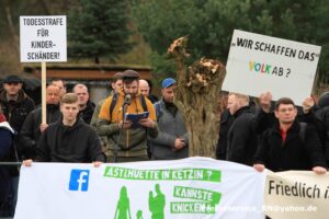 Eine Gruppe von Menschen auf einer rechten Demonstration