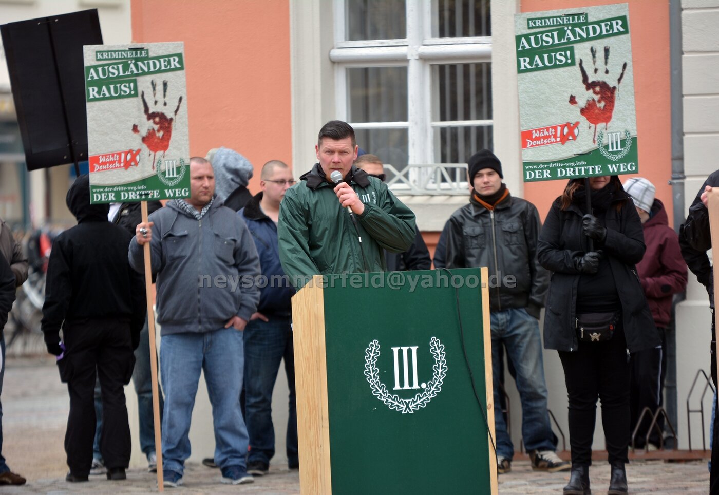 Mehrere Personen hinter einem Redepult der Partei "der dritte Weg".