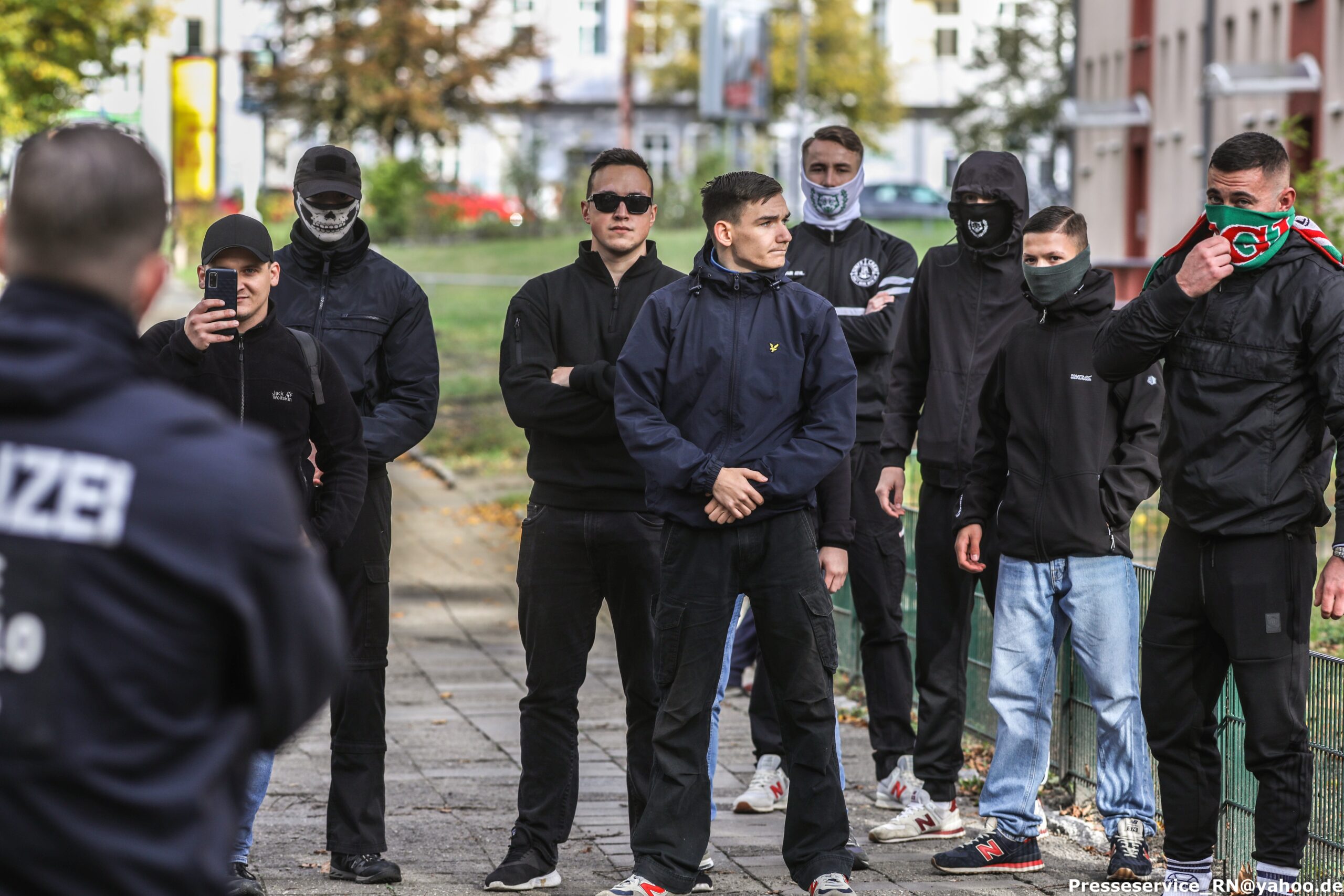 Eine Gruppe vermummter Jugendlicher