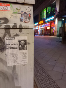 Plakat an einem Stromkasten.