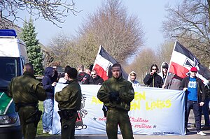 Personen auf einer rechten Demonstration.