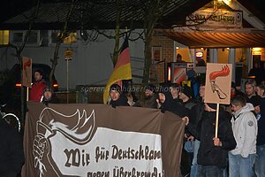 Personen auf einer rechten Demonstration