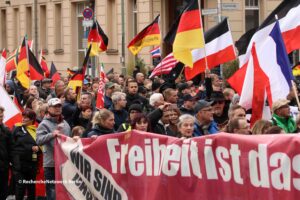 Mehrere Personen auf einer rechten Demonstration.