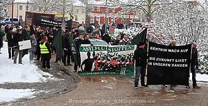 Transparent der Partei "der dritte Weg" auf einer rechten Demonstration