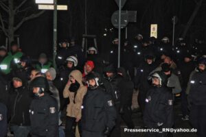 Eine rechte Demonstration bei Nacht.