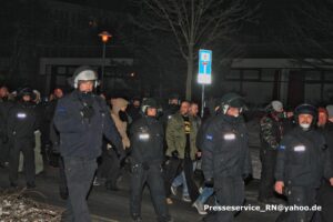 Eine rechte Demonstration bei Nacht.