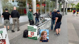 Collage mehrerer Personen an einem Wahlkampfstand.