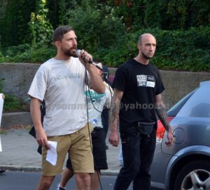 Zwei Personen auf einer rechten Demonstration.