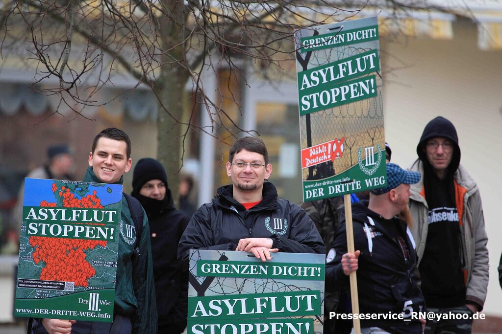 Personen mit Schildern und Kleidung der Partei &quot;Der III. Weg&quot;