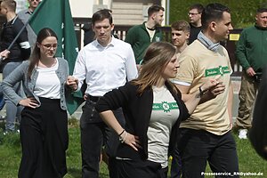 Personen in Kleidung der Partei "Der III. Weg" bei völkischen Tänzen.