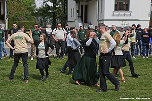 Personen in Kleidung der Partei "Der III. Weg" bei völkischen Tänzen.
