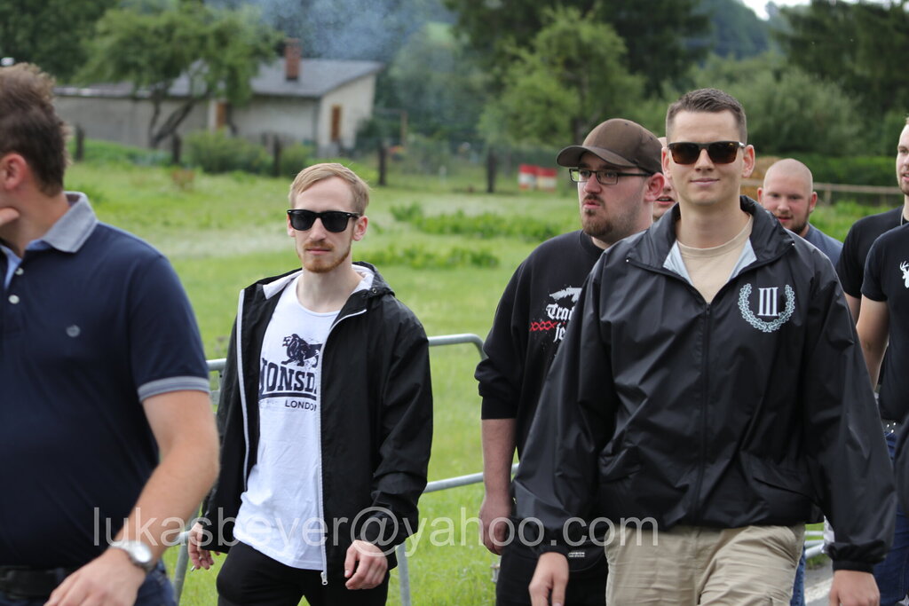 Eine Person mit Kleidung der Partei &quot;Der III. Weg&quot; bei der Anreise zu einem Rechtsrock-Festival.