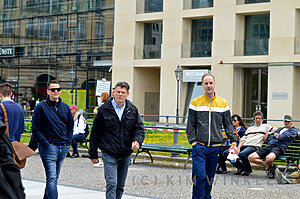 Drei Personen auf dem Pariser Platz in Berlin.