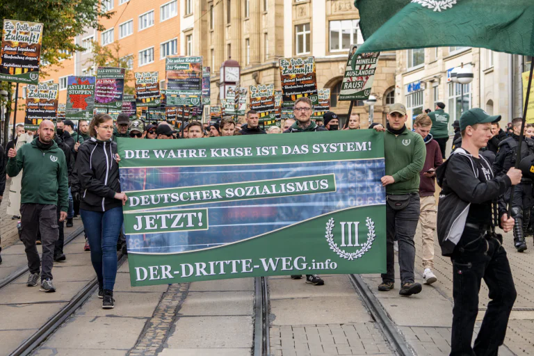 Demonstration der Partei "Der III. Weg". Auf einem Transparent steht "Deutscher Sozialismus jetzt".