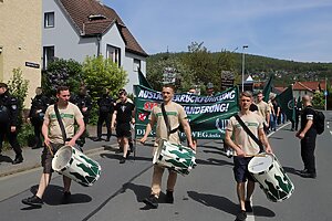 Trommelnde Personen auf einer Demonstration