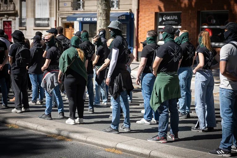 Personen auf einem rechten Aufmarsch