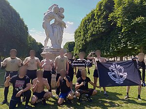 Personen posieren in einem Park