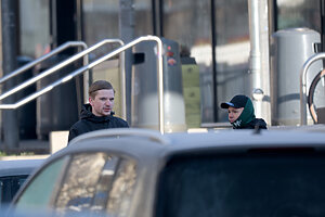 Zwei Personen hinter einem Auto