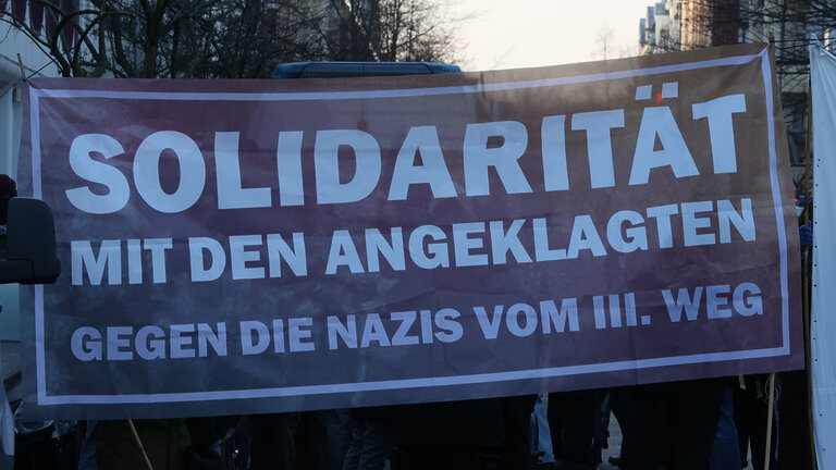 Ein Transparent mit der Aufschrift: Solidarität mit den Angeklagten. Gegen die Nazis vom III. Weg
