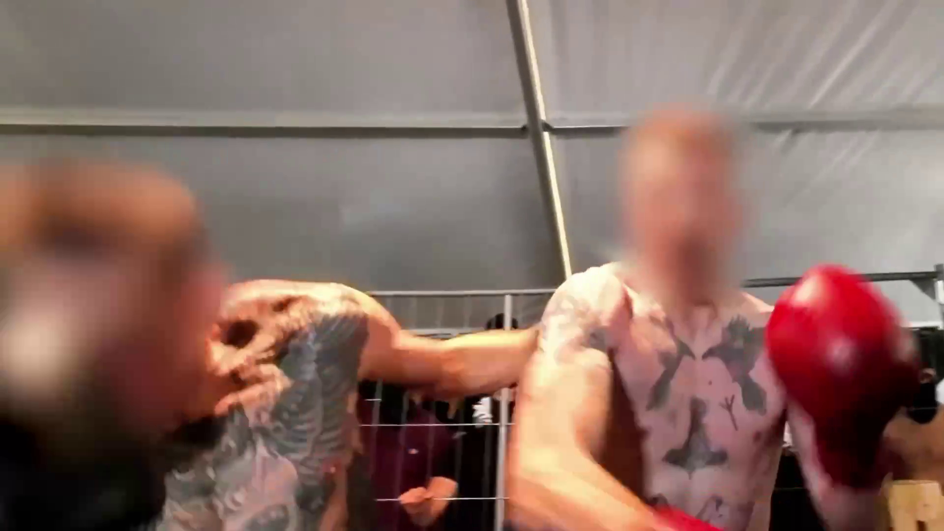 Zwei verpixelte Personen beim Kampf in einem Boxring