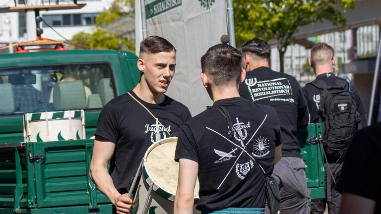Personen in Kleidung der Partei Der III.Weg bei einem Aufmarsch