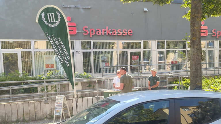Infostand vor einer Sparkasse