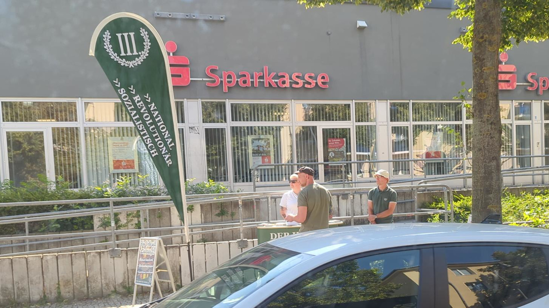 Infostand vor einer Sparkasse